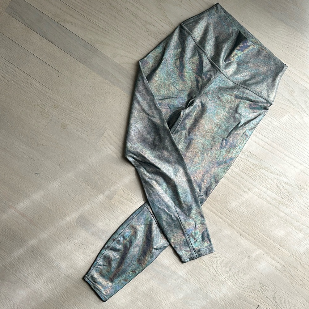 Alo Shimmer Leggings Silver never worn NWOT SIZE S